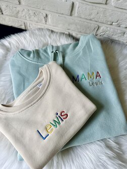 Sweater met regenboognaam (baby)