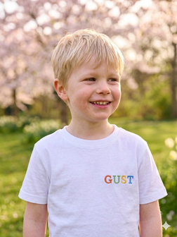T-shirt met regenboog naam