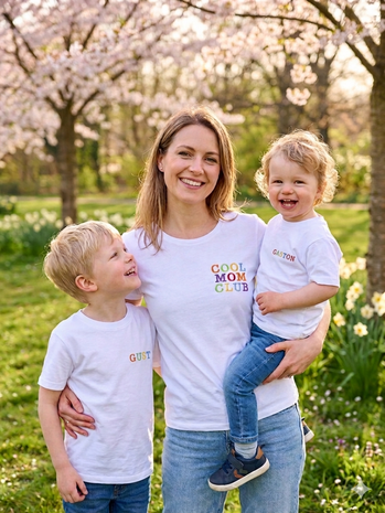 T-shirt met regenboog naam