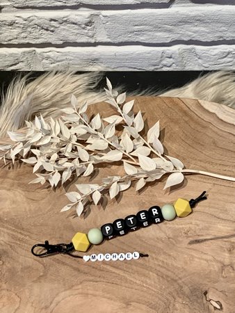 Sleutelhanger met extra namen - oker & lichtgroen