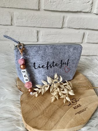 Grote vilten toilettas/pennenzak 'liefste juf' met sleutelhanger