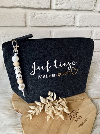 Kleine vilten toilettas/pennenzak 'juf met een gouden hart' met sleutelhanger