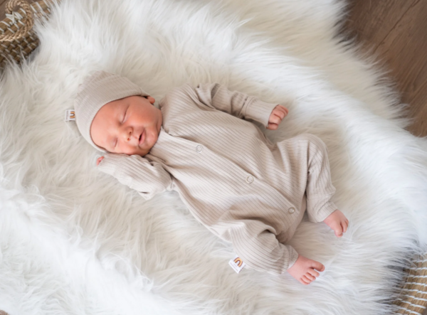 Boxpakje + muts rib zand - maat 50