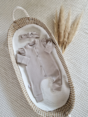 Boxpakje ruffle rib zand - maat 50