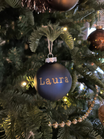 Kerstbal met naam of boodschap (groot: 8 cm)