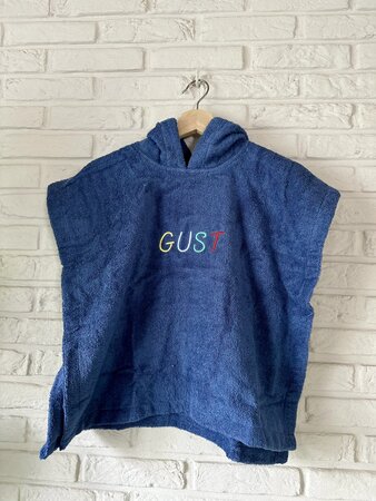 Poncho met regenboog naam